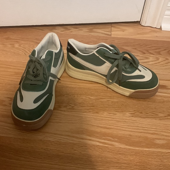 “Colorblock Lace-up Front Skate Shoes” from SHEIN - Picture 5 of 7